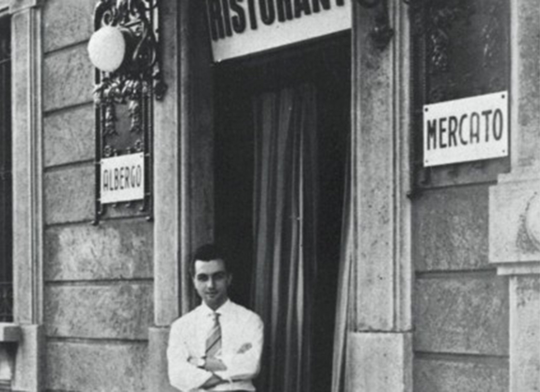 Gualtiero Marchesi davanti "Al Mercato" ristorante albergo di famiglia