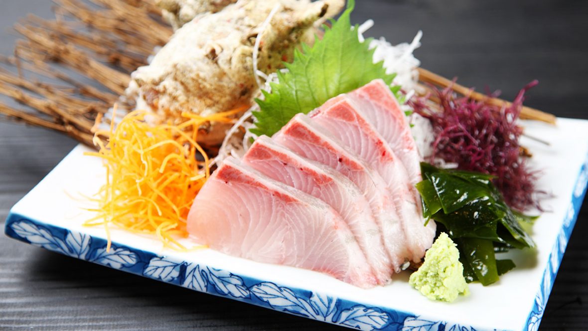 Sashimi-ricciola-Kingfish-e-alghe-fritte