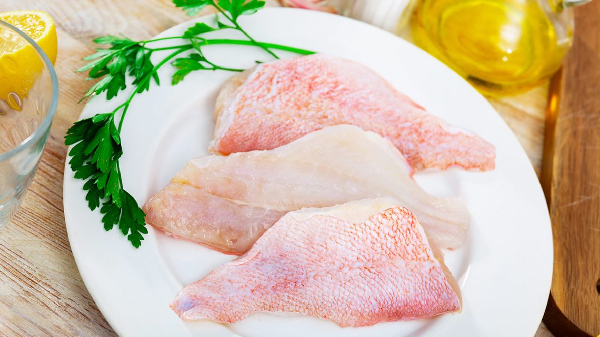Filetti-di-scorfano-puliti-squamati-e-deliscati-nel-piatto-pronti-da-cuocere