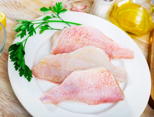 Filetti-di-scorfano-puliti-squamati-e-deliscati-nel-piatto-pronti-da-cuocere