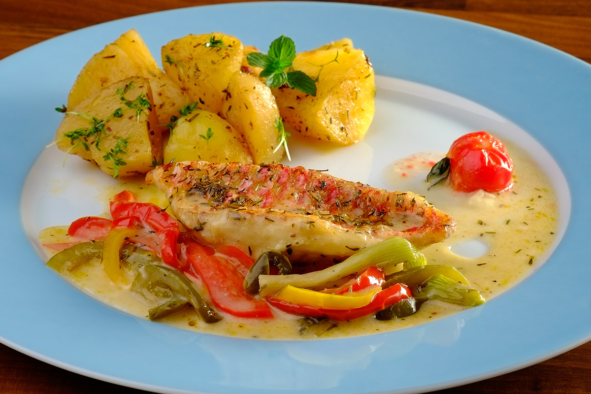 Filetto-di-scorfano-rosso-con-verdure