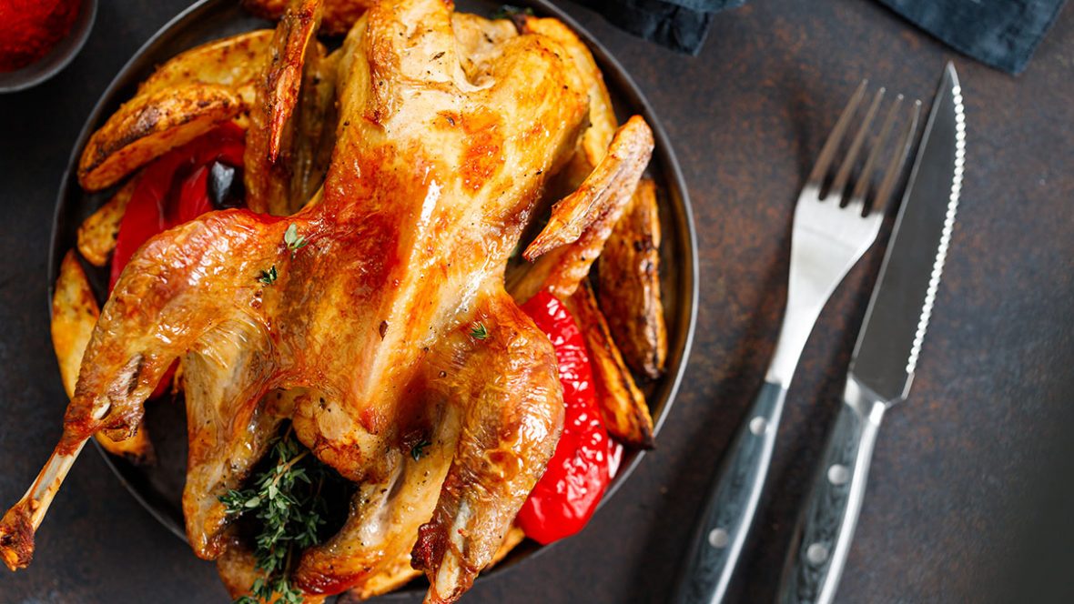 Faraona-arrostita-peperoni-patate-al-forno