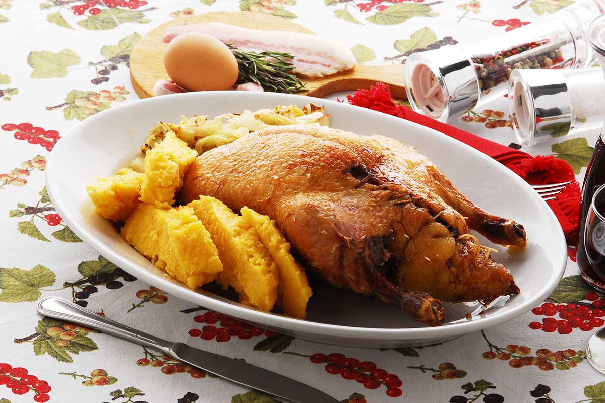 Anatra-intera-arrostita-con-fette-di-polenta