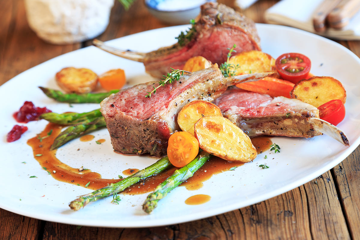 Agnello-carrè-con-asparagi-patate-pomodorini