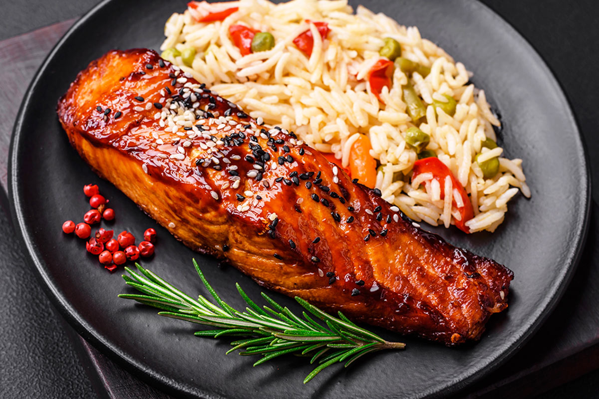 Sockeye-salmone-rosso-riso-verdure