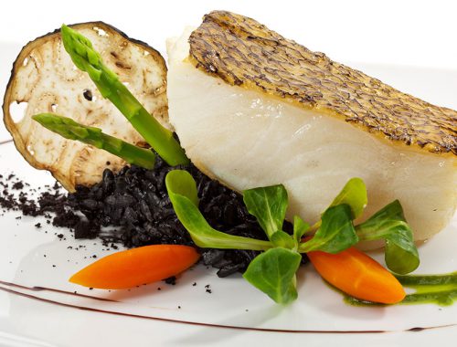 Branzino-trancio-al-forno-con-riso-venere-e-verdure