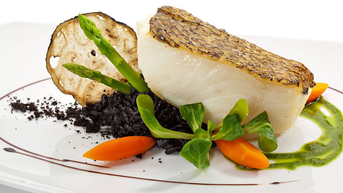 Branzino-trancio-al-forno-con-riso-venere-e-verdure