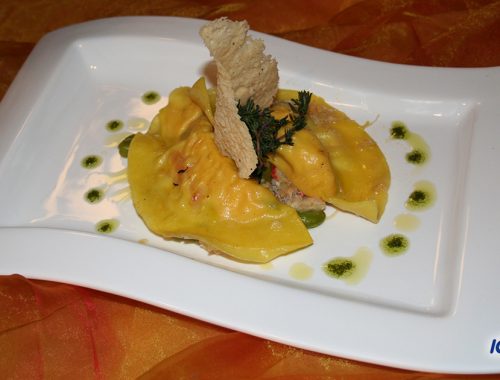 Ravioloni di spigola con sugo di granciporro e fave