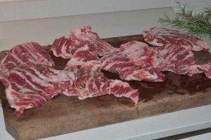 Fette-di-Abanico-disteso-sul-tagliere-per-asciugarlo.