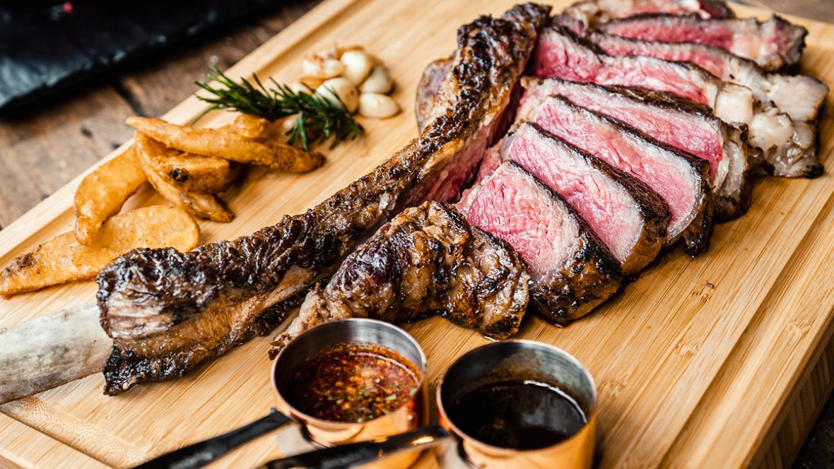 Tomahawk-di-scottona-Irlanda-grigliata-scaloppata-con-salse-e-patate