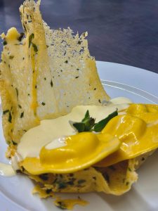 Ovali-agli-asparagi-con-fonduta-e-cialda-di-parmigiano