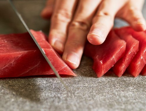 Il-Tonno-Sashimi-Saku-viene-tagliato-a-fettine-a-coltello