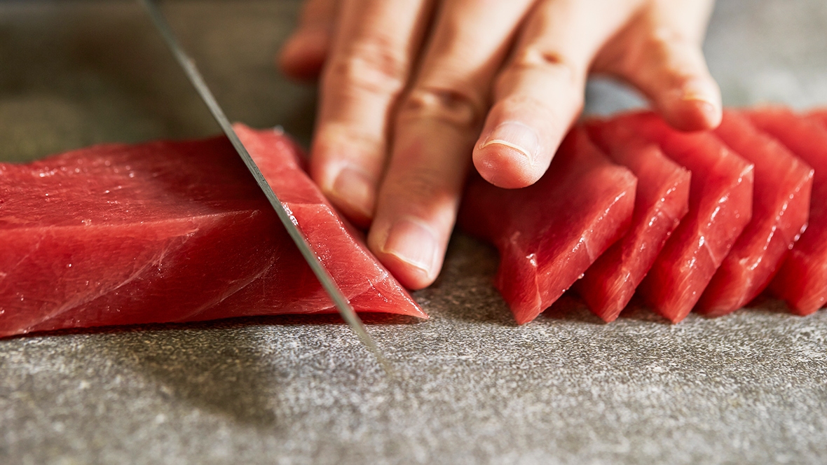 Il-Tonno-Sashimi-Saku-viene-tagliato-a-fettine-a-coltello