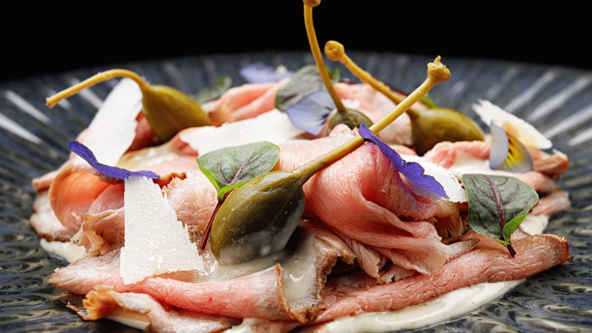 Vitello-a-fettine-con-salsa-tonnata-e-fiori-di-cappero.