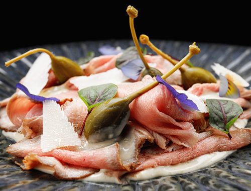 Vitello-a-fettine-con-salsa-tonnata-e-fiori-di-cappero.