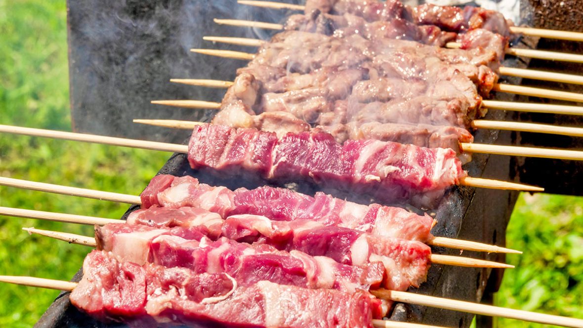 Arrosticini-di-ovino-Abruzzesi-alla-brace.