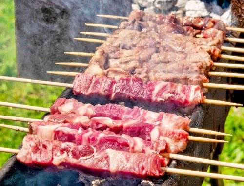 Arrosticini-di-ovino-Abruzzesi-alla-brace.