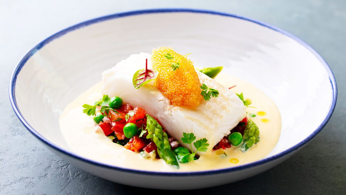 Halibut-trancio-con-verdure-e-uova-di-pesce